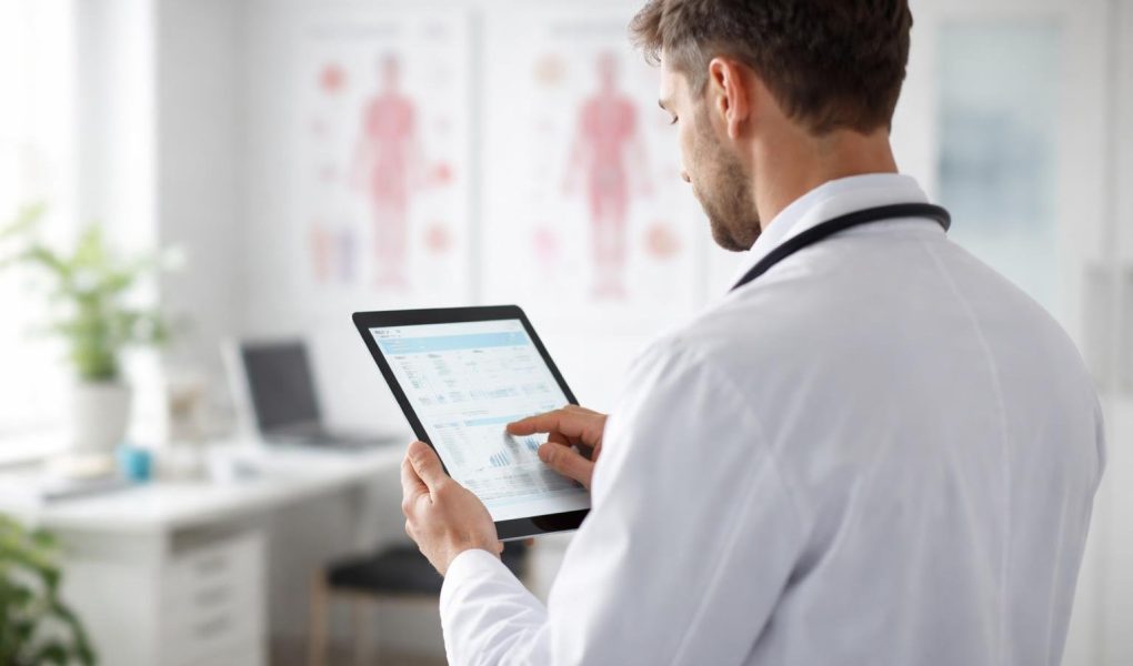 professionnel-sante-tablette-bureau-moderne