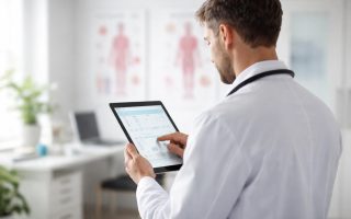 professionnel-sante-tablette-bureau-moderne