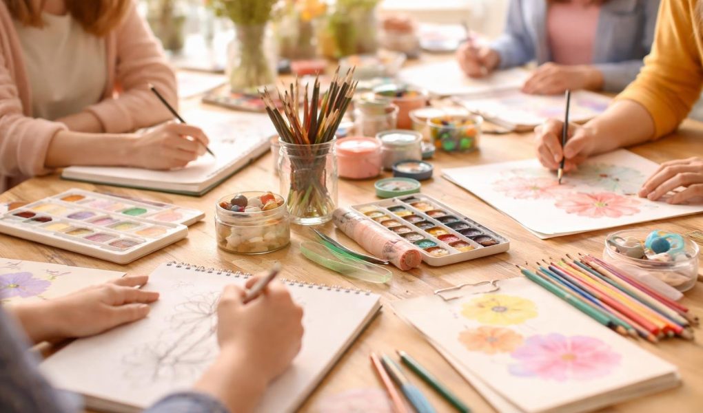 personnes-travail-creatif-table-outils