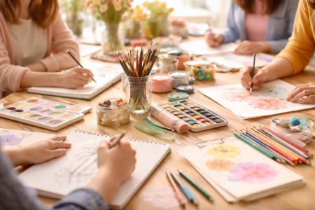 personnes-travail-creatif-table-outils